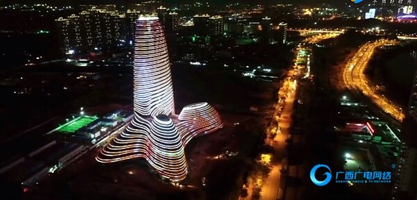 位在中國大陸的廣西新媒體中心,大樓設計新穎,但看久了讓網友覺得特別「陽剛」。圖/截自騰訊視頻