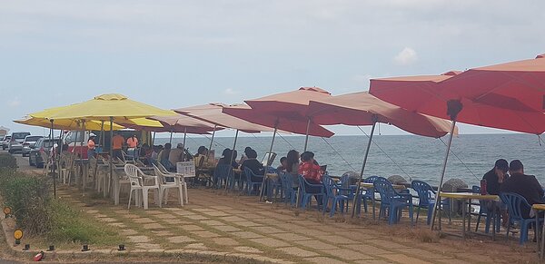 來杯中角灣臺二線沿岸露天咖啡，享受徐徐海風。圖／新北市政府提供