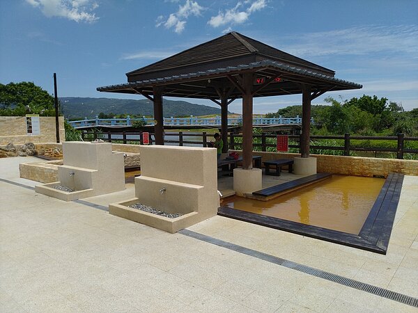 磺港公共浴室享金銀雙湯，野鳥陪伴。圖／新北市政府提供