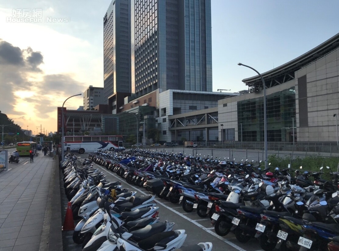 南港轉運站東站基地共1479坪,位於台北市忠孝東路七段和興中路口,目前作為臨時停車場。好房網News記者李彥穎攝