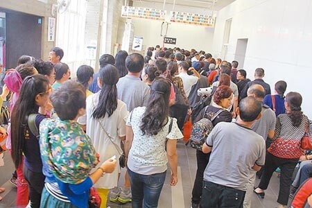 陸客腰斬,11月國際旅客連三衰。中時報系資料照