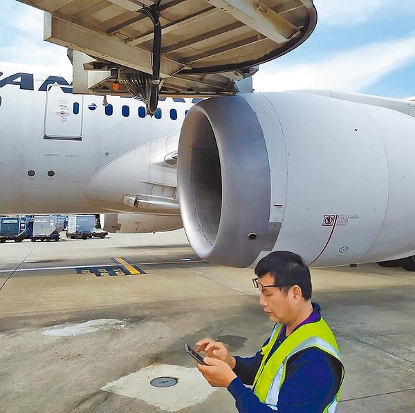 桃園機場頻發生地勤安全事件,交通部25日開罰。圖為疑似地勤操作不當導致日航受損。(翻攝畫面/陳麒全桃機傳真)