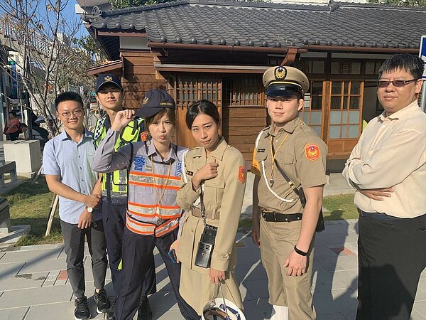 2019桃園經典古董車道安嘉年華今、明2天在青埔高鐵前廣場登場,轄區中壢警分局也共襄盛舉,派出4名男女警員穿上3個世代交通警察制服,讓人眼睛一亮。圖/中壢分局提供