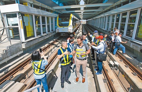 捷運新北環狀線第一階段大坪林站至新北產業園區站25日進行初勘，初勘委員至中和景安站檢視機電組設施設備，在板橋站檢視營運組，第一階段預計年底通車。圖／記者趙雙傑攝