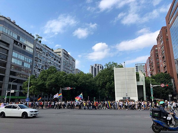 遊行隊伍中可以看到許多彩虹旗。讀者李俊翰提供