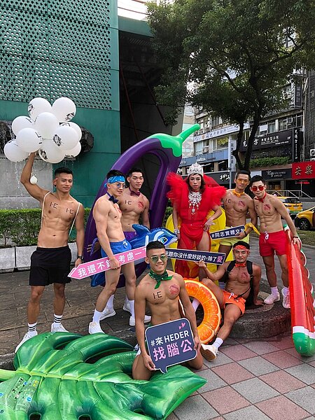 參加者換上彩虹色彩的衣服。讀者李俊翰提供