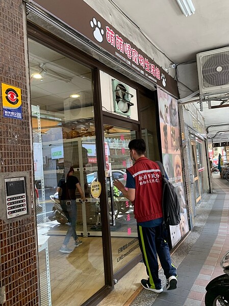 動保處派員至萌萌噠寵物生活館稽查。圖/新北市動保處提供