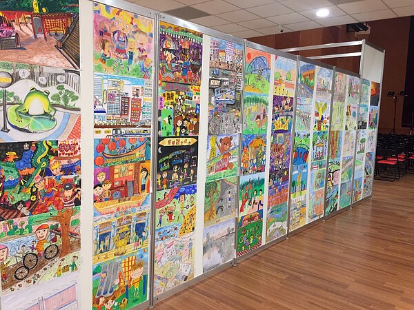 新北市永和以「宜居城市 永和最美」做為今年繪畫比賽的主題,讓小孩拿起畫筆,分享心中家的模樣。圖/新北市政府提供