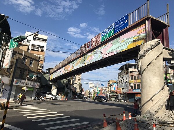 養工處目前已將一信陸橋兩側螺旋梯拆除,預計在31日拆除完畢。圖/新北市工務局提供