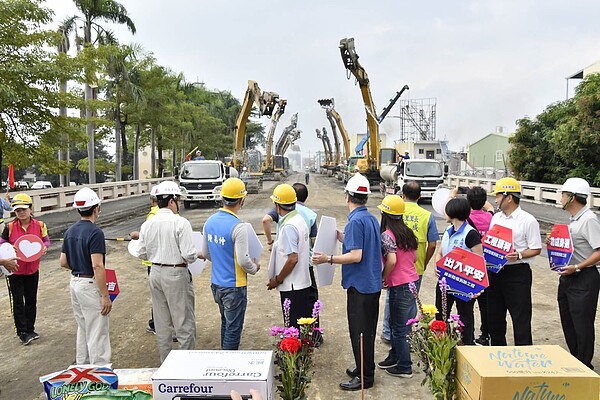 高雄市副市長李四川率工務團隊並邀請當地民代、里長一同祭拜,祈求工程順利平安後開始拆除。高雄市政府提供