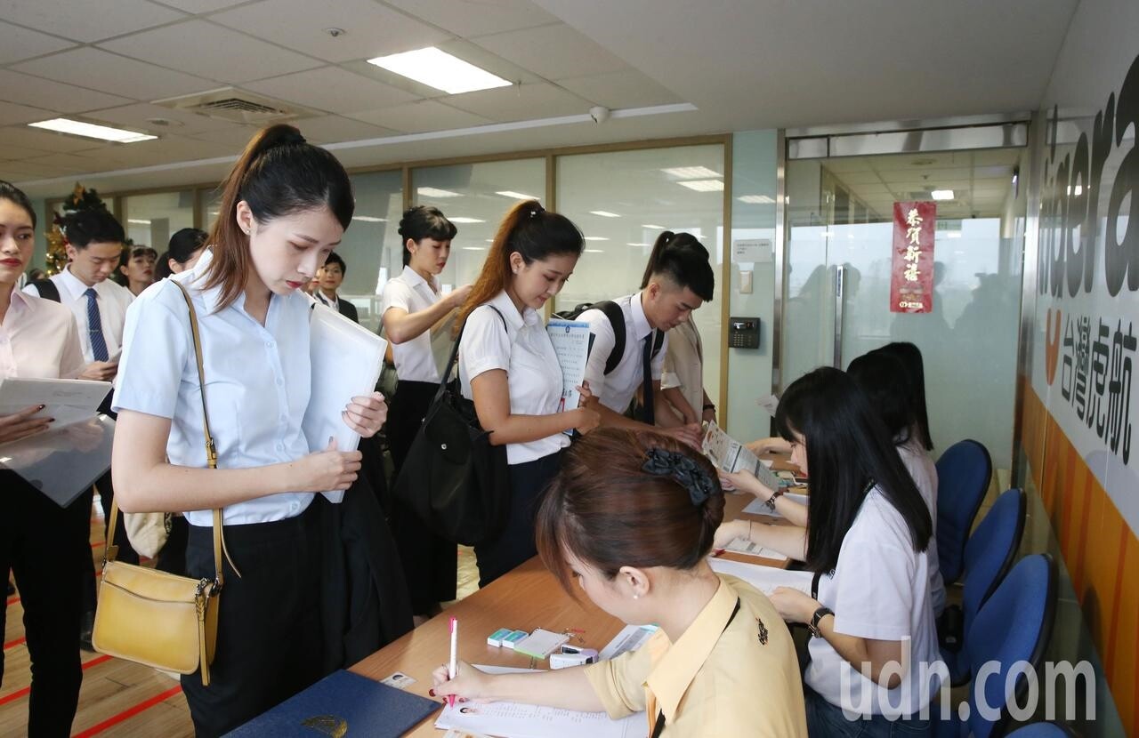 台灣虎航今天舉行2019年招考客艙組員初試甄選，競爭非常激烈。記者林俊良／攝影