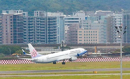 松山機場昨日因三重地區廟會施放煙火,另圓山花博園區附近疑似被丟信號彈,火光兩度干擾松機航班起降。圖為松山機場班機起降示意照,與新聞無關。(本報資料照片)