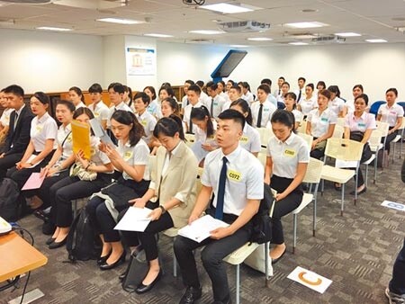 台灣虎航今年預計招募50名空服員，昨日有1300人進入初試。圖／記者陳祐誠攝影