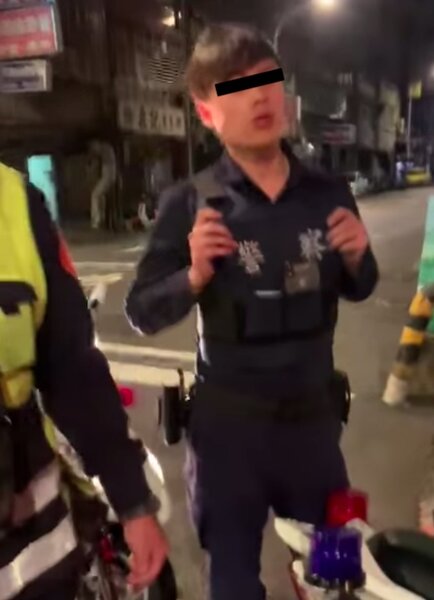 萬華分局表示，當時王員負責攔查，另1名警員負責警戒。圖／翻攝自臉書「夏日落」