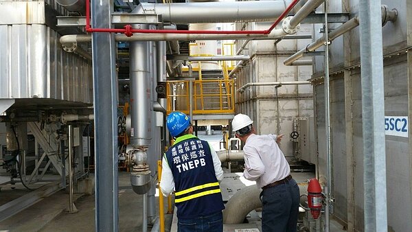 為防範空汙，台南市環保局人員前往工廠進行相關的汙染排放稽查。圖／環保局提供