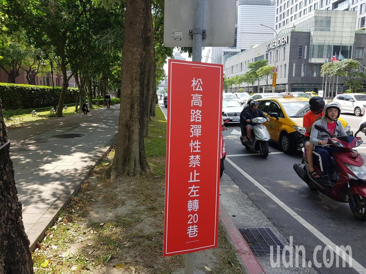 台北市信義區百貨公司本月中旬起周年慶,交通局在松仁路與松高路口設置「松高路彈性禁止左轉20巷」紅色告示牌提醒車輛駕駛,卻有民眾質疑看不懂何時才管制。記者翁浩然/攝影