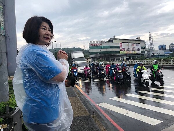 雙北在去年3月推出公共運輸轉乘定期票1280元，宋瑋莉質疑蔡適應為何當立委3年多，等到選舉前才提出質詢。圖／宋瑋莉提供