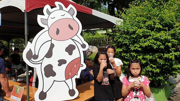 台南柳營牛奶節27日在柳營國小登場,限時提供柳營鮮乳品嘗。圖/柳營區公所提供