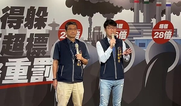 台中市新聞局長與環保局長，28日說明中火放流水超標情形與裁罰結果。圖／台中市政府提供