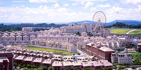 高雄義大世界今年跨年將祭出999秒煙火秀活動,以及推出「無人機展演秀」科技新亮點。圖/截自義大世界官網