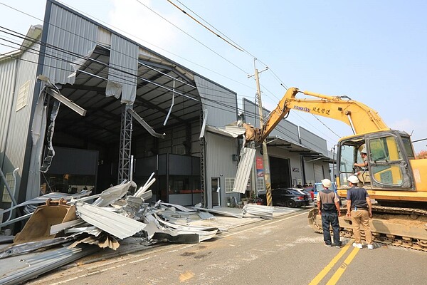 台中市府加強取締拆除農地違建,圖為霧峰區乾溪路31號旁農地違建。圖/台中市都發局提供