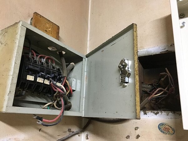 1樓配電箱 右側是50年前線路,左側是10年前請水電配線路2樓無配電箱