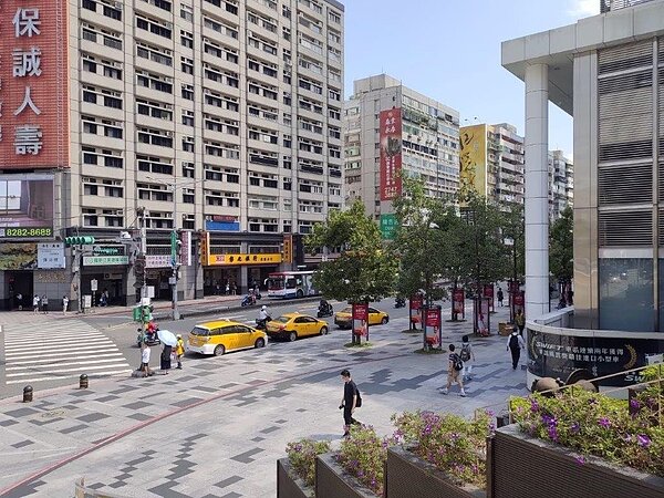 公車站經常有車輛違停造成交通不順暢與車輛交織等危險，北市警察局11月1日將在市府轉運站前公車停靠區啟動北市首個24小時影像監控取締違停的科技執法系統。圖／交通警察大隊提供