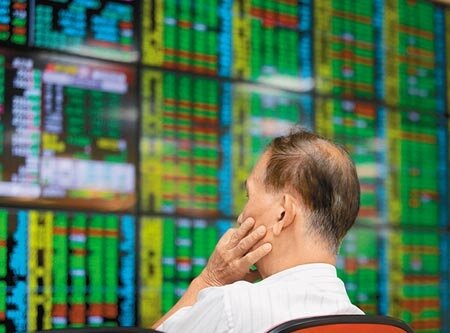 中央大學台灣經濟發展研究中心昨公布10月消費者信心指數(CCI)上升,但對未來投資股市時機信心卻下滑最多。(陳怡誠攝)