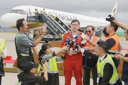 張國煒親自開回星宇航空首架A321neo新機，這架新機也是全台首架A321neo，他在新機前受訪時表示，若一切順利，星宇將在明年的1月23日開航，目前規畫的航線已有澳門、越南峴港及馬來西亞檳城等地，客群目標鎖定所有客層。圖／記者陳麒全攝影