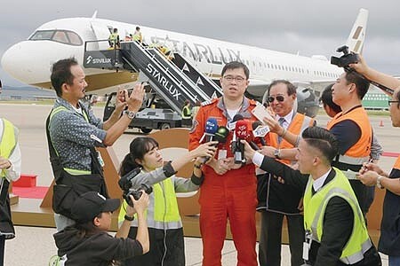 張國煒親自開回星宇航空首架A321neo新機，這架新機也是全台首架A321neo，他在新機前受訪時表示，若一切順利，星宇將在明年的1月23日開航，目前規畫的航線已有澳門、越南峴港及馬來西亞檳城等地，客群目標鎖定所有客層。圖／陳麒全 