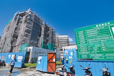 幸福住宅工期延宕，台東縣議員憂心造成住戶經濟壓力。（莊哲權攝）