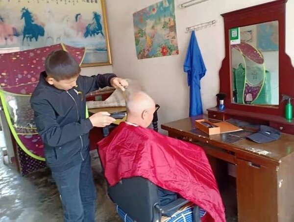 朱聖開在村裡是一名理髮師。圖／星島日報