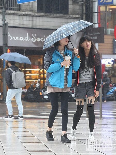 中央氣象局說，今天到周四受到東北風影響，迎風面北部、東半部留意降雨。聯合報系資料照