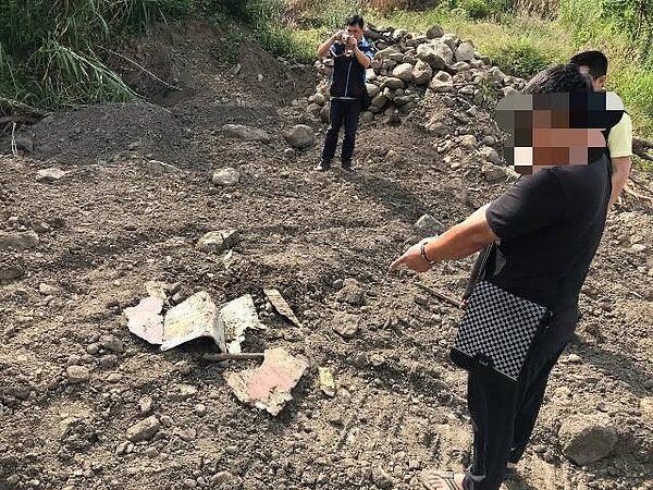 高市六龜區荖濃溪河岸旁農地遭不肖之徒傾倒廢料,掩埋處已覆蓋表土,總量約15公噸,距離溪流不到200公尺。記者徐白櫻/翻攝