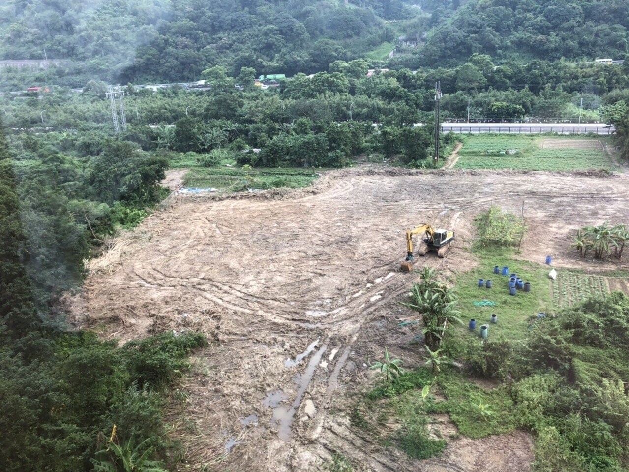 新北市工務局昨查獲福田路旁一處3328坪農地被業者違法開挖興建停車場，今再度前往現場會勘。圖／新北市工務局提供