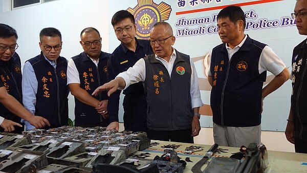 苗栗縣長徐耀昌（中）、苗栗縣議長鍾東錦（右二）到苗縣竹南警分局頒發破案獎金，感謝警方快速偵破監測石虎的紅外線照相機失竊案。 記者劉星君／攝影