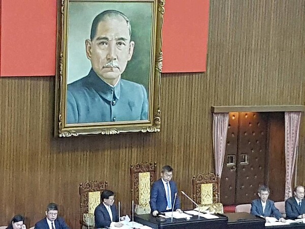 立法院院會今天三讀通過《新式戰機採購特別條例》,三讀後將送總統府公告,日前國防部表示,已收到向美採購66架F-16V block70戰機的「發價書草案」,後續將由空軍與美方簽署發價書,預計2023年至2026年就能獲得新機。記者/林麗玉攝影