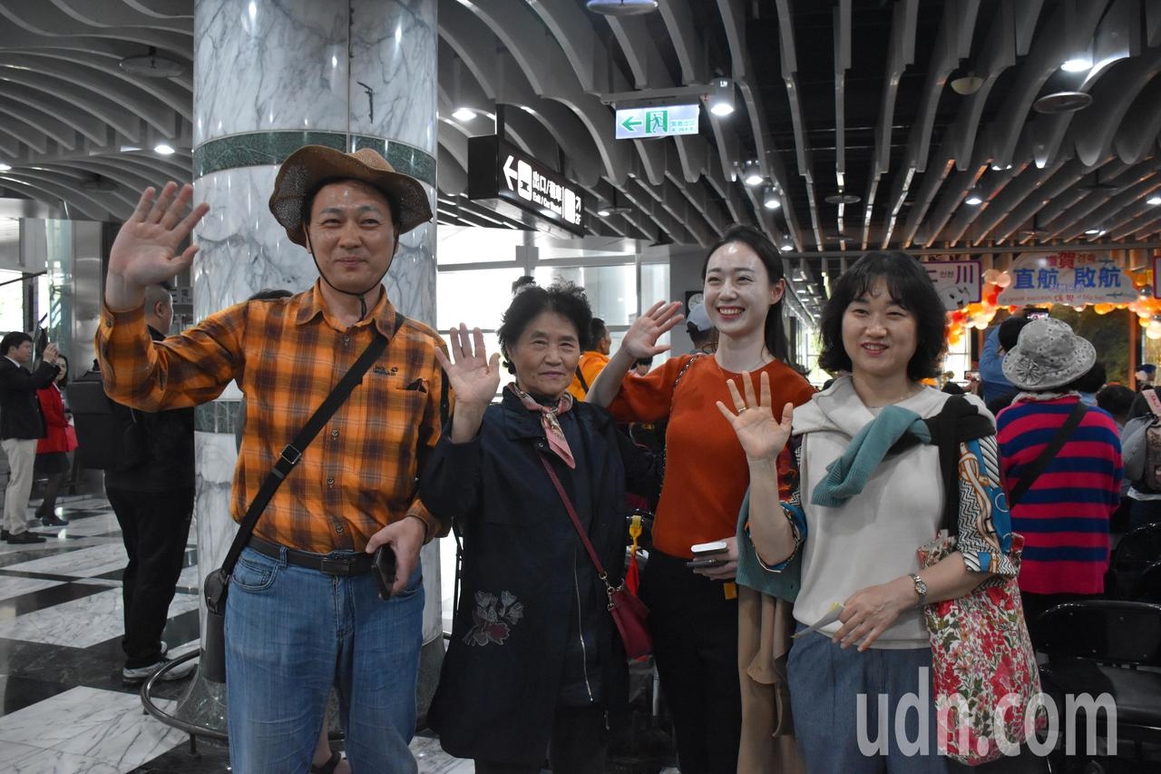 韓國遊客金姓一家人到花蓮家族旅遊，表示最想去太魯閣，吃小籠包和水果。記者王思慧／攝影