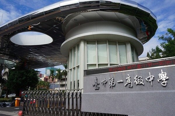 台中一中操場興建停車場案,引起家長、師生反彈,校方29日召開臨時校務會議,以116票反對、僅7票同意,壓倒性大逆轉,廢止公有停車場興建方案。圖/聯合報系資料照片