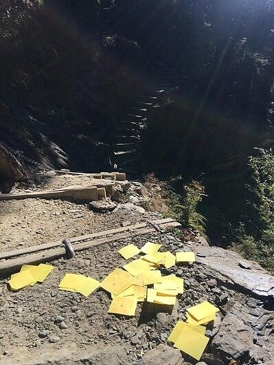 玉山主峰步道最近有遊客沿路撒紙錢，讓山友覺得怪怪的。圖／玉管處提供