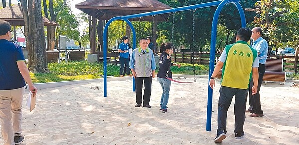 險阻重重台南市體育公園內的兒童遊戲區鞦韆離地有1公尺多高，不太適合孩子玩。 記者修瑞瑩／攝影