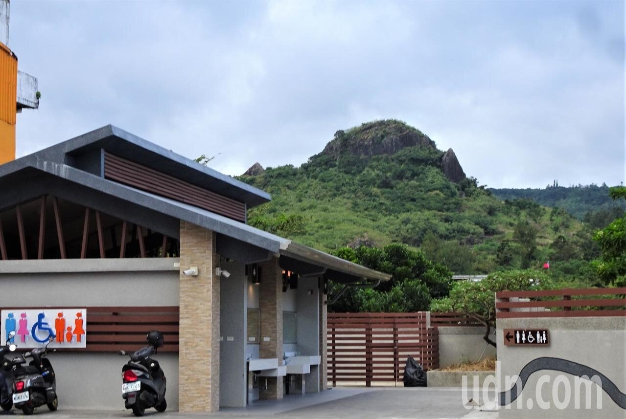 在墾丁船帆石沙灘旁的新公廁,距藍天和大海不到5公尺,有遊客上完廁所特別和這間全台獨有的海景公廁合影留念。記者潘欣中/攝影