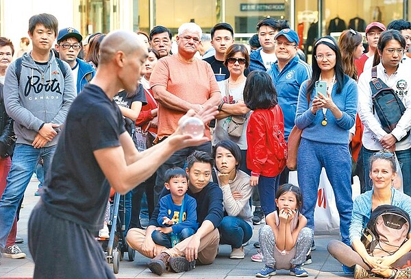 藝術工作者超低薪、沒健保，又超時工作，立委盼政府能正視這個問題。圖／中時報細資料照片