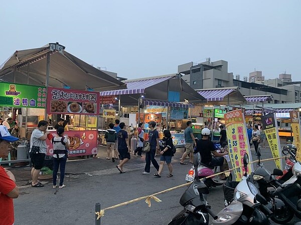 今年5月開始試營運的鳳山區「打狗商場」，連續違規營業，業者和地主都遭受罰款。圖/高雄都發局提供