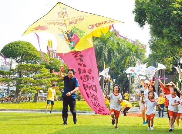 屏東縣政府舉辦國際風箏節，盼找回孩提時的美好回憶。（林和生攝