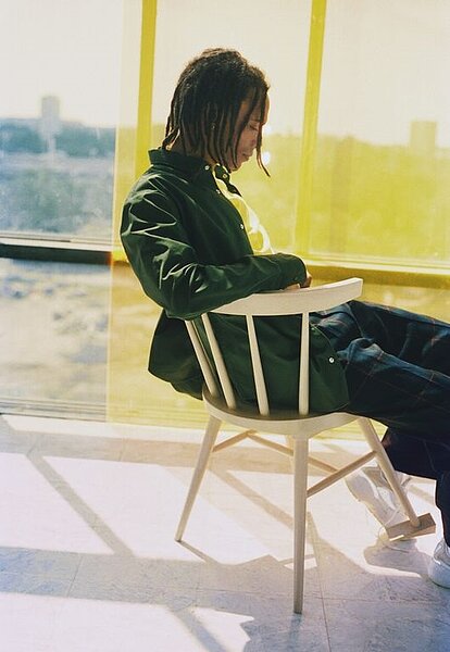 IKEA MARKERAD 餐椅,在一支椅腳加上日常使用的門檔,就創造出截然不同的作品。圖/IKEA提供