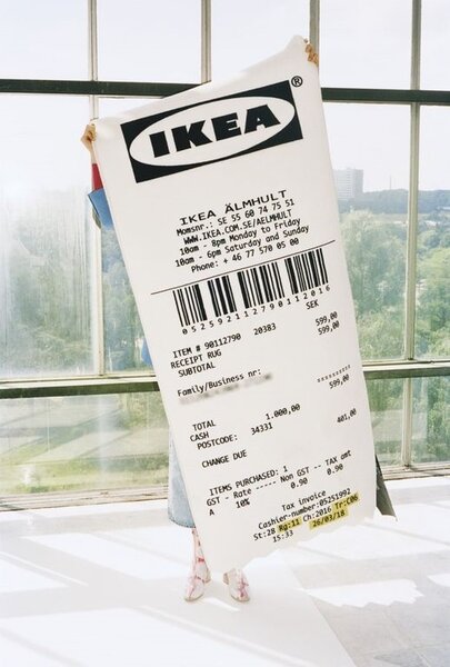 「MARKERAD」IKEA發票地毯，讓商標也能成為現代藝術的一環，當作地毯或掛毯都可行。 圖／IKEA提供