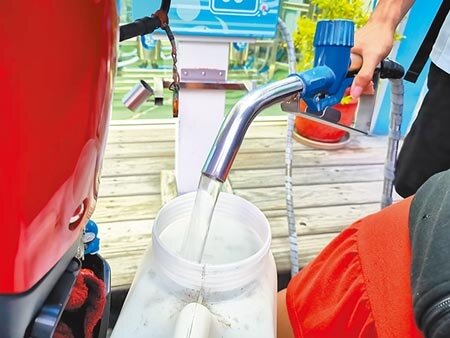 街頭林立的自動加水站,採投幣式自助服務,多數沒有開立收據、統一發票,由營業人自主以定額方式向稅務機關定期申報繳納營業稅。(謝瓊雲攝)