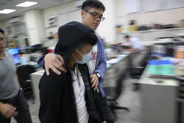 撞死肇中興大學學生肇逃的賴姓男子,昨晚到案,承認犯案。 記者黃寅/攝影