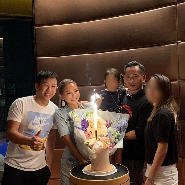 周焯華(右二)為老婆陳慧玲(左二)慶生。 圖/擷自IG